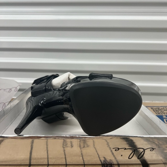 Ellie Athena Heels Size 8 - Picture 5 of 6